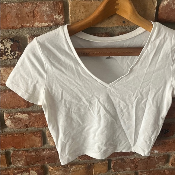 Wild Fable White V-Neck Short Sleeve Crop Top Size Medium - Picture 2 of 5